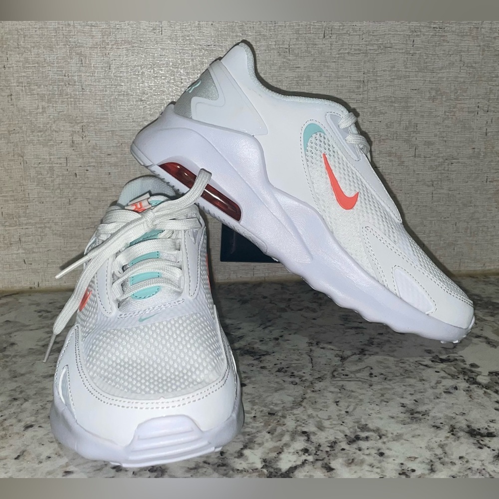 nike shoes imperfections showed in pics